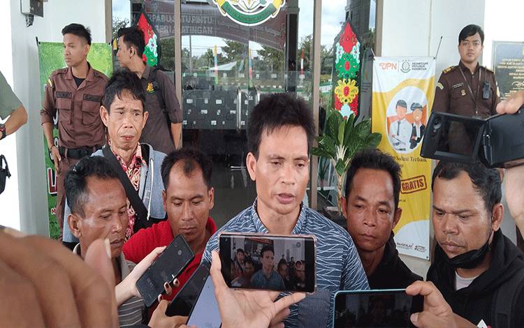 Sarana Air Bersih Hingga BLTDD Jadi Tuntutan Warga Sabaung saat Aksi Damai di Kantor Kejari Katingan