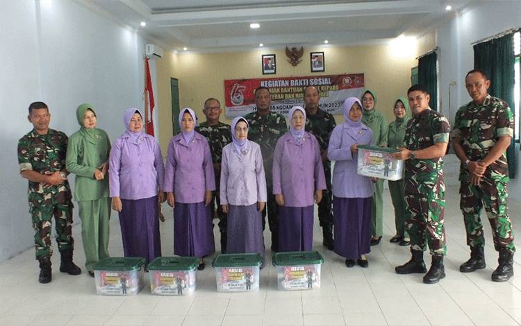 Kodim 1014/Pbn Berikan Santunan Kepada Para Warakawuri Dalam Rangka HUT ke-65 Kodam XII/Tpr