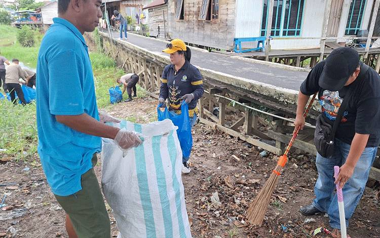 Kelurahan Langkai Kerja Bakti Bersama Warga dan Polisi Demi Kebersihan Sungai