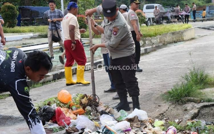 Polres Gunung Mas Membersihkan Sampah Bersama Warga