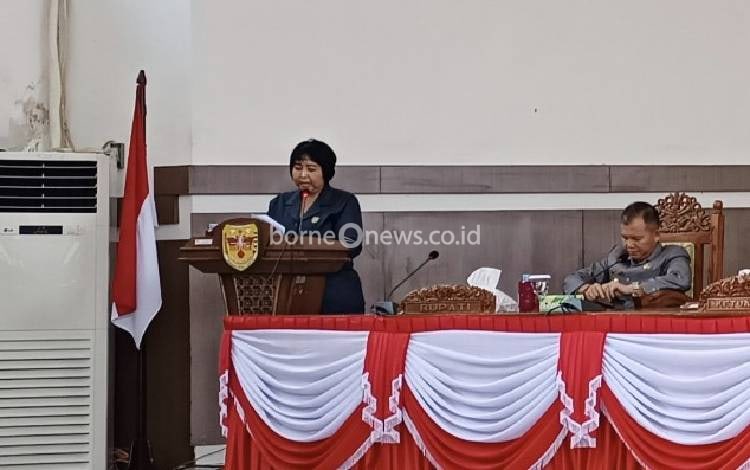 Juru bicara Bapemperda DPRD Gunung Mas Iceu Purnamasari saat membacakan laporan Bapemperda DPRD terhadap hasil rapat pembahasan enam raperda, Selasa, 11 Juli 2023(FOTO: RISKA YULYANA)