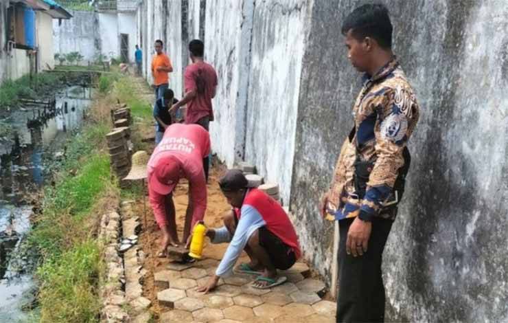 Pelihara Kamtib Tetap Terjaga, Rutan Kuala Kapuas Perbaiki Jalan Inspeksi Sering Tergenang Air