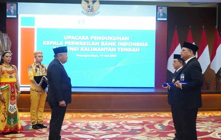 Gubernur Bank Indonesia Perry Warjiyo saat mengukuhkan Kepala Perwakilan Bank Indonesia Provinsi Kalteng Taufik Saleh. (FOTO: IST)