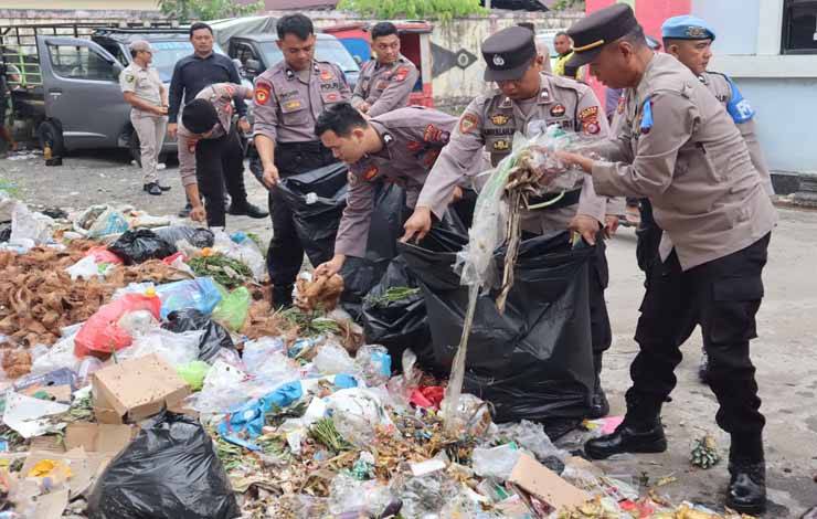 Jajaran Polres Seruyan Bersihkan Pasar Sayur dan Ikan Kuala Pembuang