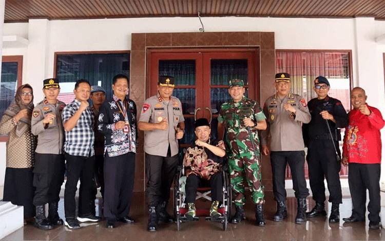 Kapolda Kalteng dan Danrem 102/Panju Panjung Beri Semangat untuk Kesehatan Bupati Seruyan