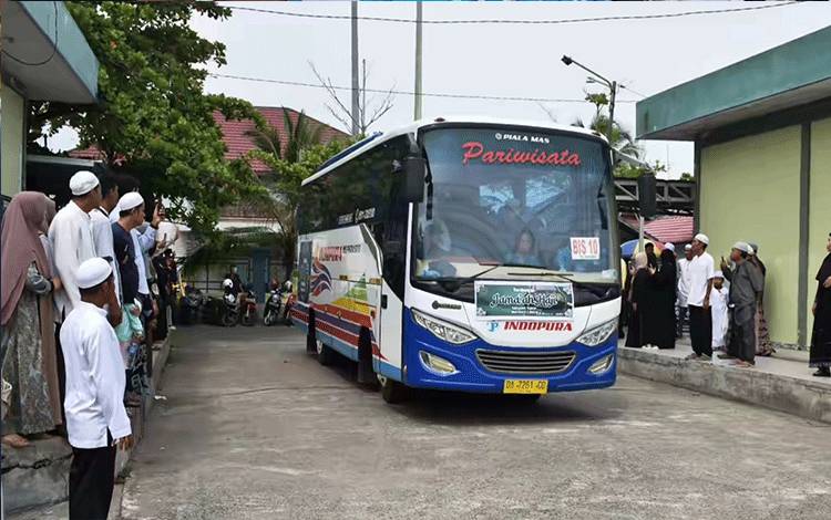 Suasana Haru Warnai Penyambutan Kedatangan Jemaah Haji Kapuas