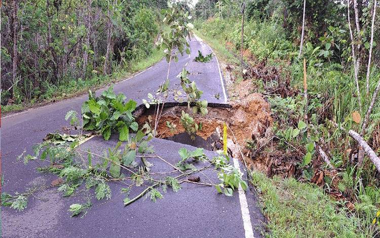 Awas! Jalan Puruk Cahu-Muara Teweh Km 65 Nyaris Putus