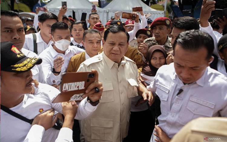Ketua Umum Partai Gerindra Prabowo Subianto (tengah) menghadiri acara konsolidasi akbar pengurus Partai Gerindra Tangerang Raya di Alun-alun Kota Tangerang, Banten, Minggu (9/7/2023). ANTARA FOTO/Fauzan/tom