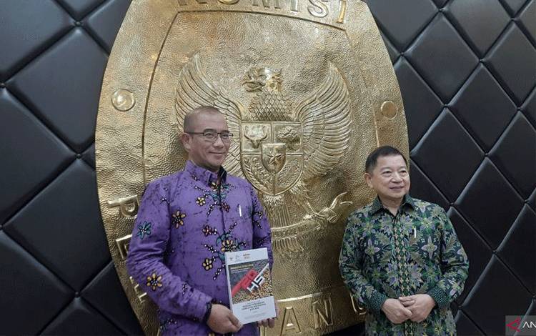 Ketua Komisi Pemilihan Umum (KPU) RI Hasyim Asy'ari (kiri) bersama Menteri PPN/Kepala Bappenas Suharso Monoarfa (kanan) di Kantor KPU RI, Jakarta, Kamis (13/7/2023). ANTARA/Narda Margaretha Sinambela