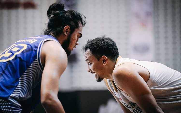 Pemain Prawira Harum Bandung Reza Fahdani Guntara (kiri) menjaga ketat pemain Dewa United Banten Kaleb Ramot Gemilang (kanan) dalam laga semifinal IBL 2023 di Sritex Arena Solo, Kamis (13/7/2023). ANTARA/HO-IBL