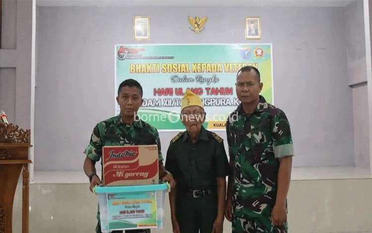 Kodim 1011 Kuala Kapuas Bagikan Sembako Kepada Veteran dan Warakawuri