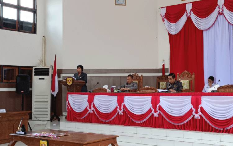 Juru bicara Bapemperda DPRD Gunung Mas Iceu Purnamasari saat membacakan hasil rapat pembahasan enam raperda di rapat paripurna, Selasa, 11 Juli 2023. (FOTO: RISKA YULYANA)