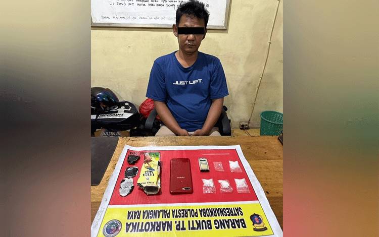ES saat diamankan di Satresnarkoba Polresta Palangka Raya (Foto : Satresnarkoba Polresta Palangka Raya)