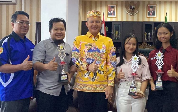 Bupati Serahkan Hadiah Pemenang Lomba Video Konten Kreator yang Diselenggarakan Karang Taruna Gunung Mas