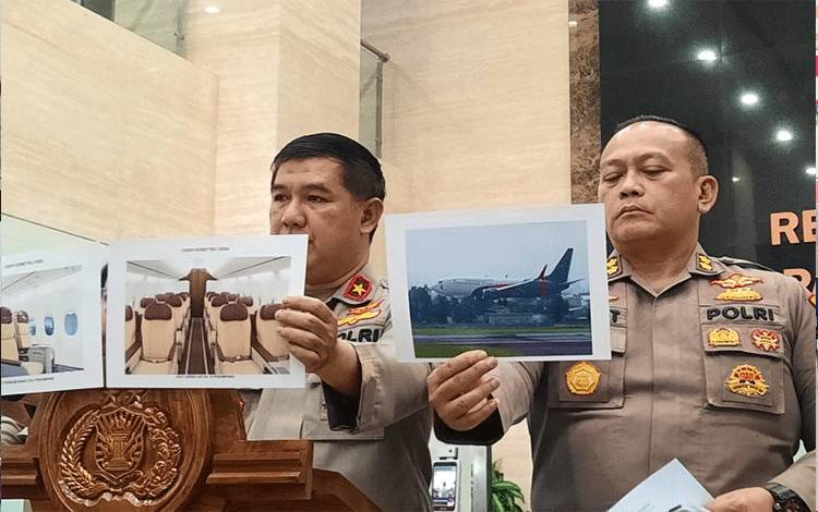 Kepala Biro Penerangan Masyarakat (Karopenmas) Divisi Humas Polri Brigjen Pol. Ahmad Ramadhan memperlihatkan foto tampilan gambar pesawat milik Polri dalam konferensi pers di Mabes Polri, Jakarta, Jumat (14/7/2023). ANTARA/Laily Rahmawaty