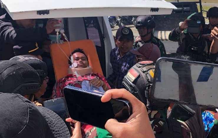 Evakuasi korban penyerangan OTK di Kampung Wandoga, Distrik Sugapa, Kabupaten Intan Jaya, Papua Tengah ke Timika, Sabtu (15/7). (ANTARA/HO/Polres Intan Jaya)