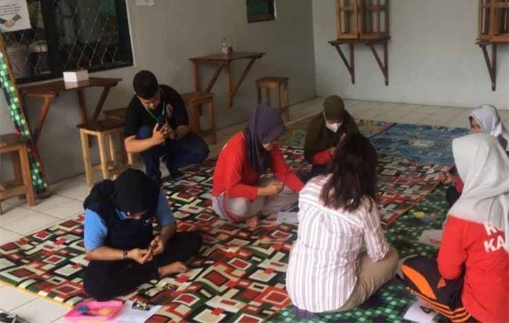 WBP Perempuan Rutan Kapuas saat membuat kerajinan dari purun bersama LPNF Rumah Pintar Askari. (FOTO: IST)