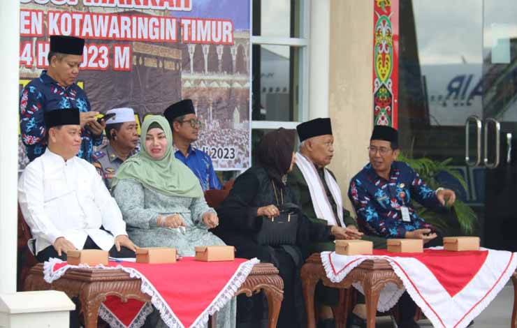 Bupati Kotim Sambut Kedatangan Jemaah Haji di Bandara Haji Asan Sampit