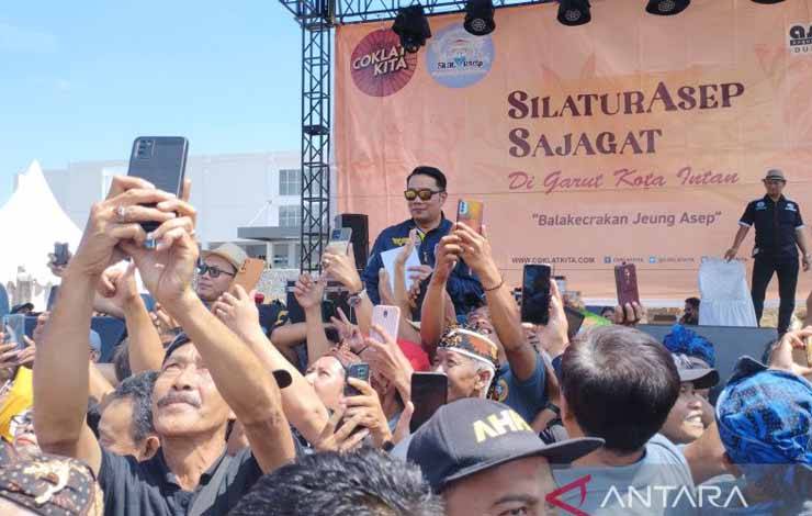 Gubernur Jawa Barat Ridwan Kamil foto bersama dengan masyarakat saat kegiatan pertemuan nama Asep bertemakan "Silaturasep Sajagat di Garut Intan" di lapangan SOR RAA Adiwijaya, Kecamatan Tarogong Kidul, Kabupaten Garut, Jawa Barat, Sabtu (15/7/2023). (ANTARA/Feri Purnama)