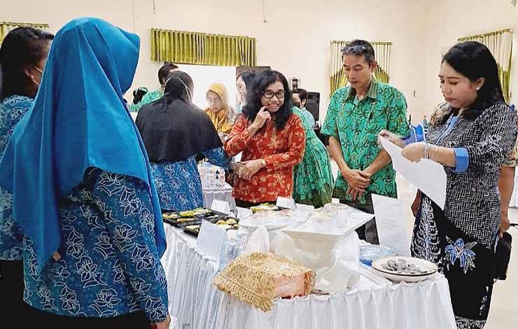 Ketua TP PKK Barito Timur Munita Mustika Dewi Ampera AY Mebas (paling kanan) saat memberikan penilaian pada Lomba Cipta Menu B2SA di Aula Dinas Pertanian dan Ketahanan Pangan Barito Timur, Sabtu, 15 Juli 2023. (FOTO: IST)