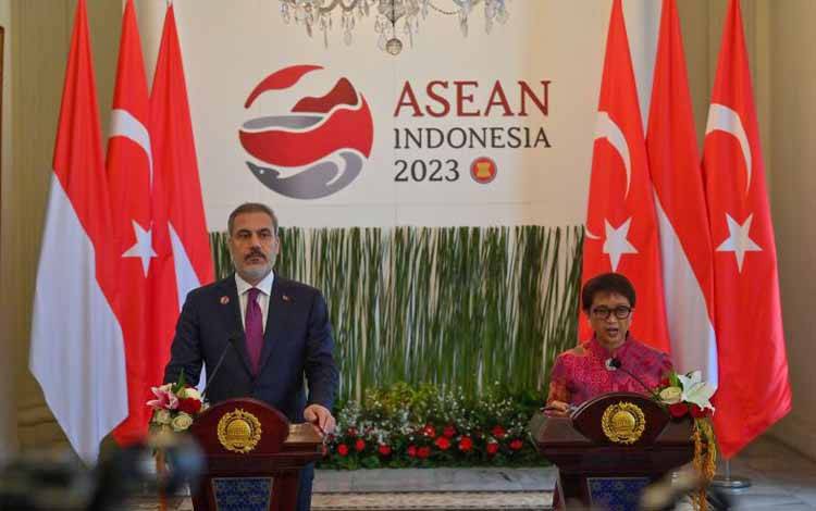 Menlu Retno Marsudi (kanan) dan Menlu Turki Hakan Fidan (kiri) menyampaikan keterangan usai pertemuan bilateral di Gedung Pancasila Kementrian Luar Negeri, Jakarta, Sabtu (15/7/2023). ANTARA FOTO/Aditya Pradana Putra/foc.