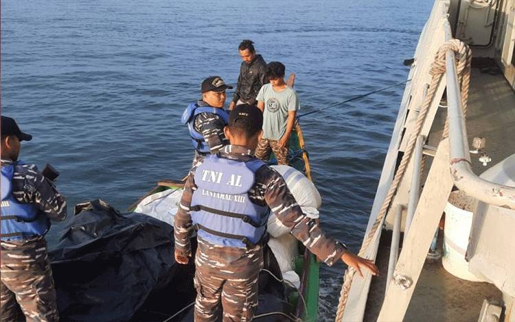 TNI AL Gagalkan Penyelundupan 64 Koli Baju Bekas dari Malaysia