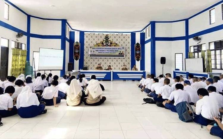 Sebanyak 300 siswa baru SMAN 5 Palangka Raya menjalani tes diagnostik non kognitif.(FOTO: Rilis SMAN 5 Palangka Raya)