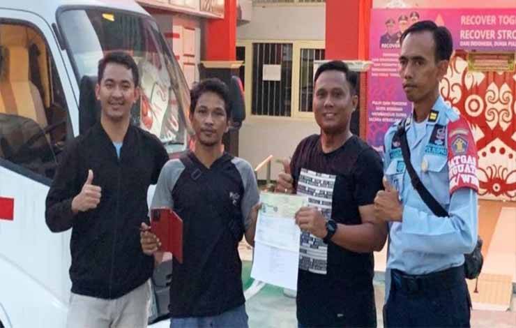 Jajaran Rutan Kapuas saat menerima mobil ambulans dari Ditjenpas. (FOTO: IST)