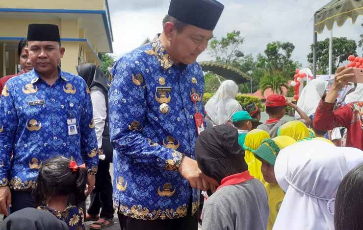 Bupati Kobar Budi Santosa bersama Plt. Kepala Dikbud Kobar Jamri menyapa anak-anak PAUD, Senin, 17 Juli 2023 (FOTO: NURITA)