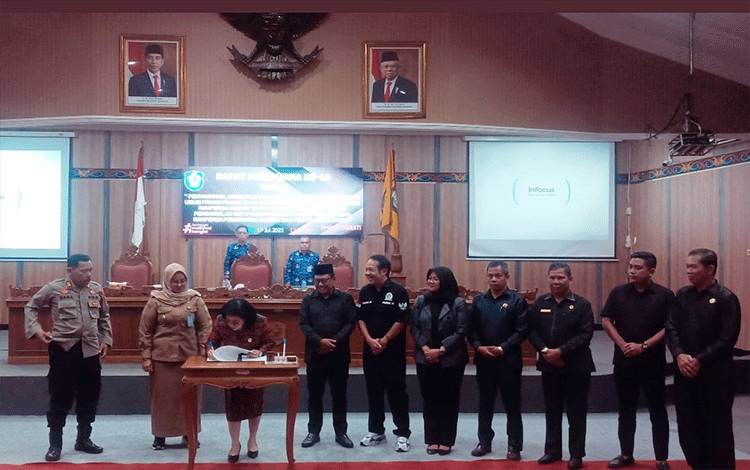 Penandatanganan persetujuan 2 buah Raperda, Senin, 17 Juli 2023. (FOTO: DEWIP)?