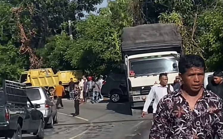 Tiga Mobil Alami Kecelakaan Beruntun Terseret Truk Tronton