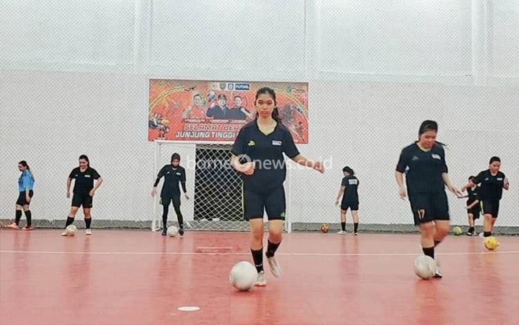 Tim futsal Putri Kotawaringin Timur saat melakukan latihan. (FOTO: IST*?