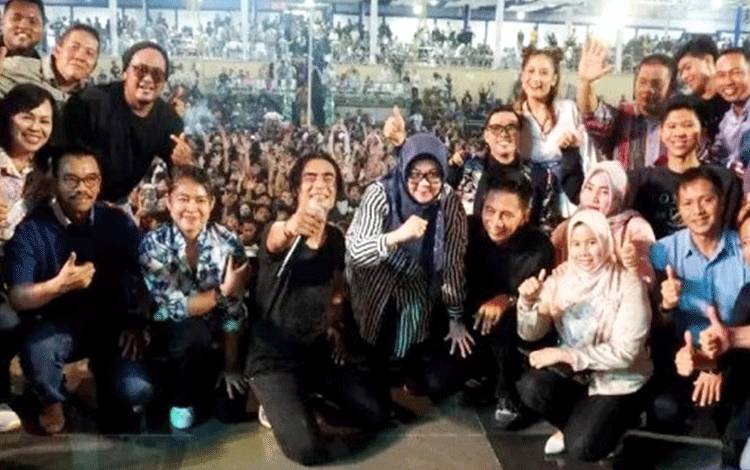 Ribuan Penonton Padati Arena Tiara Batara, Penampilan Setia Band Pukau Penonton?