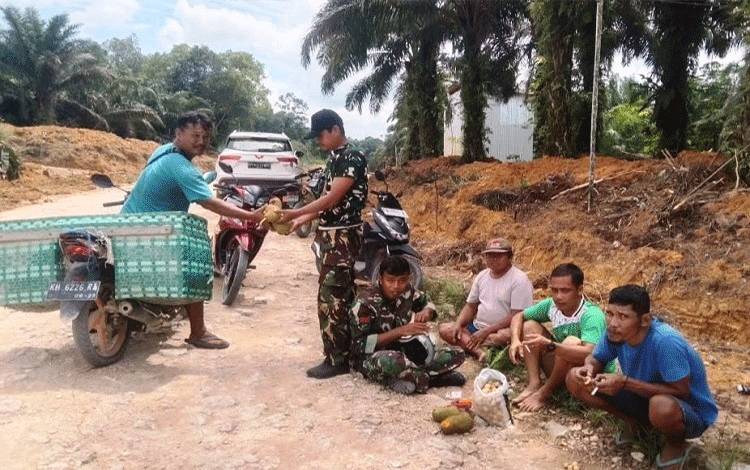 TNI Bersama Warga Sukseskan TMMD di Desa Batu Hambawang