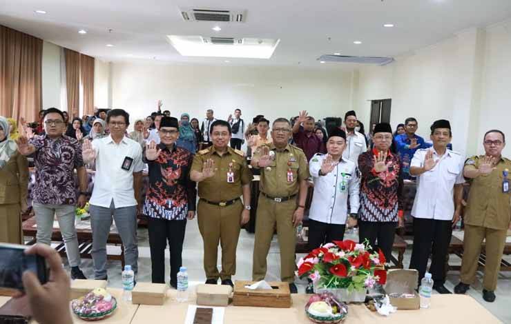 Foto bersama dalam kegiatan Camping Keberagaman dalam Pencegahan Radikalisme Terorisme dengan Kampanye Damai Beragama dan Pembuatan Video Bahan Ajar Video Pendek di Aula Asrama Haji Al-Mabrur, Aula Asrama Haji Al-Mabrur, Selasa, 18 Juli 2023. (FOTO: IST)