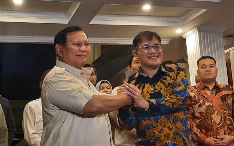 Ketua Umum Partai Gerindra Prabowo Subianto (kiri) dan politikus PDI Perjuangan Budiman Sudjatmiko (kanan) di Rumah Kertanegara, Kebayoran Baru, Jakarta Selatan, Selasa (18/7/2023). (ANTARA/Fath Putra Mulya)