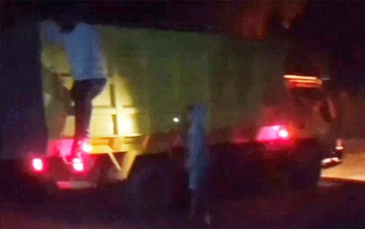 Angkutan Batubara Konvoi Lewat Jalan Umum dan Nyaris Serempet Mobil yang Berpapasan