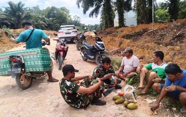 Anggota Sosialisasikan Perekrutan TNI di Lokasi TMMD Lamandau