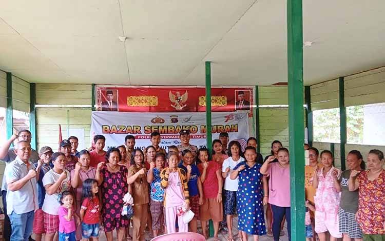 Polres Kotim Lanjutkan Program Bazar Sembako Murah di Kecamatan Telaga Antang Bekerjasama dengan Perusahaan