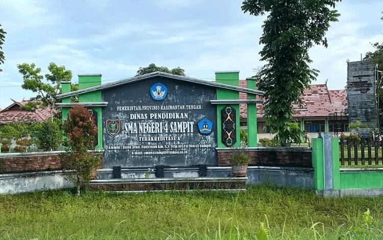 Gerbang masuk SMAN 4 Sampit. Saat ini pihak sekolah membuka penerimaan siswa baru dengan beberapaa tahap karena sepi peminat. (FOTO: DEWIP)?