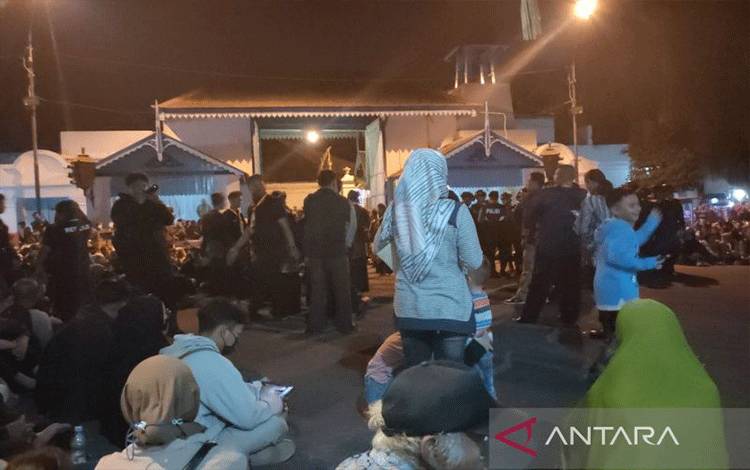 Tradisi Rebutan Kotoran Kerbau Warnai 1 Sura Keraton Surakarta