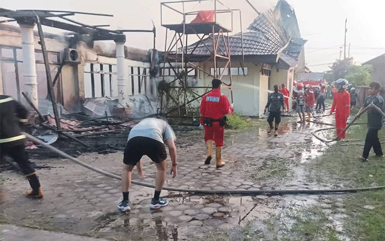 Tim gabungan melakukan pendinginan usai kebakaran Kantor Bawaslu Palangka Raya, Kamis, 20 Juli 2023 (Foto : Pathur)