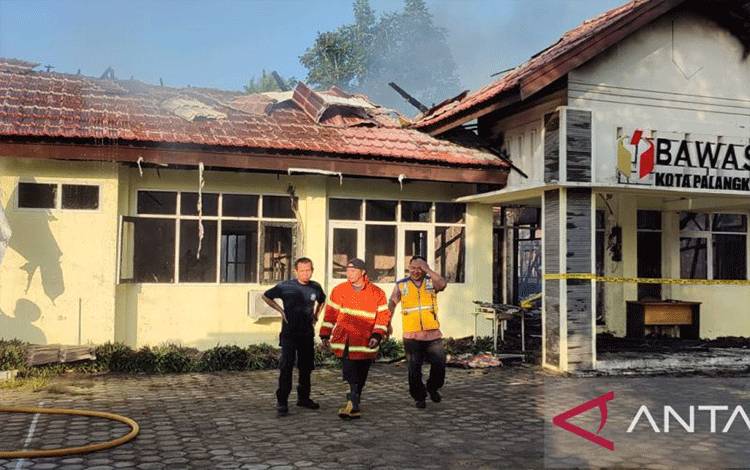 Polisi Selidiki Terbakarnya Kantor Bawaslu Palangka Raya