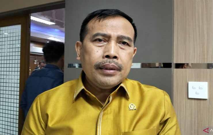 Ketua Ombudsman RI Mokhammad Najih saat diwawancarai awak media massa di Padang, Kamis, (20/7/2023). ANTARA/Muhammad Zulfikar.