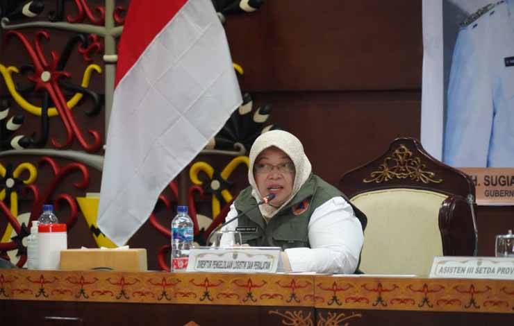 Direktur Pengelolaan Logistik dan Peralatan BNPB RI, Nadhirah Seha Nur saat Rapat Evaluasi Teknis Penanganan Karhutla 2023 dan Kesiapan Anggaran Karhutla 2024, yang diselenggarakan di Aula Eka Hapakat Kantor Gubernur Kalteng, Kamis, 11 Juli 2023. (FOTO: IST)