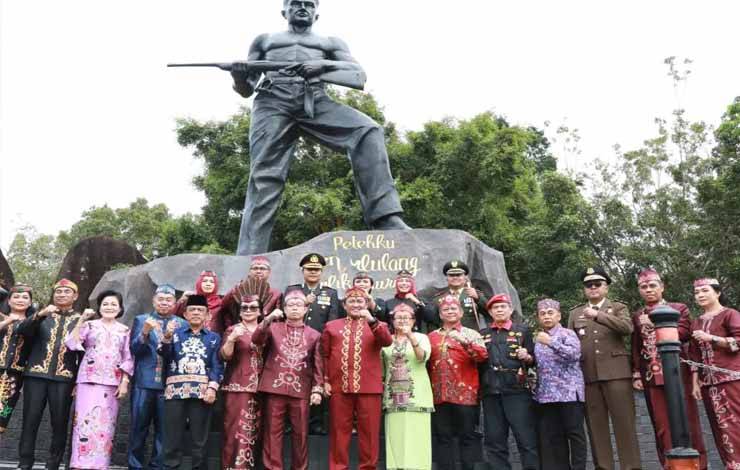 Peresmian monumen patung pahlawan Tjilik Riwut Objek Wisata Bukit Batu Kasongan. (FOTO: IST)