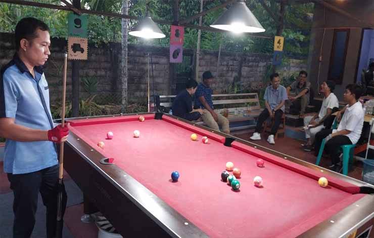 Atlet Biliar Barito Selatan Sedang berlatih persiapan mengikuti Porprov di Sampit. (URIUTU DJAPER)