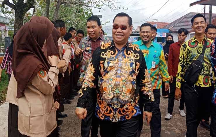 Tinjau Jalan Kawasan Pendidikan, Bupati Kotim Disambut Antusias Pelajar