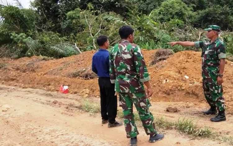 Danramil Tinjau Sasaran TMMD di Lamandau Pastikan Sesuai Target ?