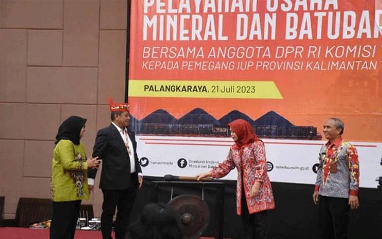 Asisten Gubernur Bidang Ekonomi dan Pembangunan (Ekbang) Sri Widanarni saat membuka Bimbingan Teknis Pelayanan Usaha Mineral dan Batubara di Aula M. Bahalap Hotel Palangka Raya, Jumat, 21 Juli 2023. (FOTO: IST)